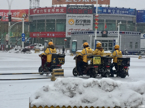 吐鲁番持续降雪 外卖小哥冒雪送外卖(2) 第2页