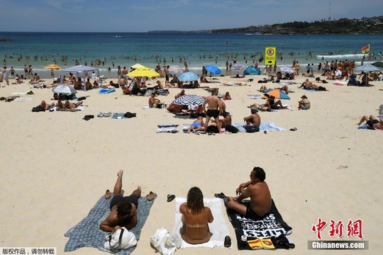 悉尼迎来热浪天气 民众前往沙滩戏水降温 第1页