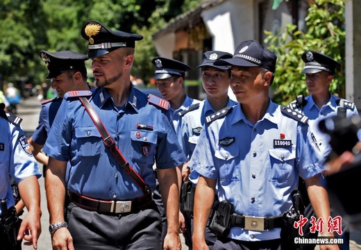 中意警方联合巡逻 意大利警察亮相杭州 第1页