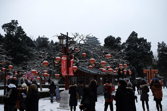 京城迎来猪年首场春雪 景山公园万春亭游客爆满(3) 第3页