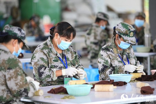 下楼就上班 安居又乐业——来自云南思茅贫困户张荣芳的心声 第1页