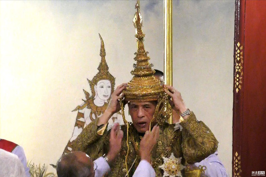 泰国国王戴上7公斤王冠正式加冕 第1页
