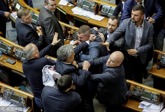 乌克兰议会再次上演“肉搏战” 议员打架火药味十足 第1页