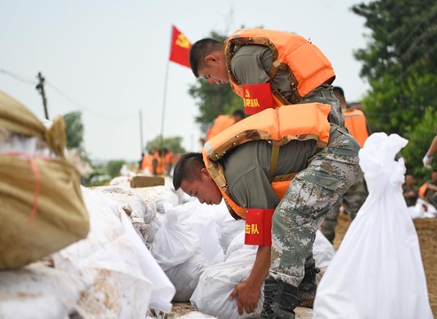 安徽淮南:抢筑子堤迎战淮河洪峰 第1页