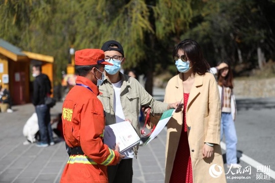 组图:翻山越岭 四川森林消防守护秀美巴蜀 第1页