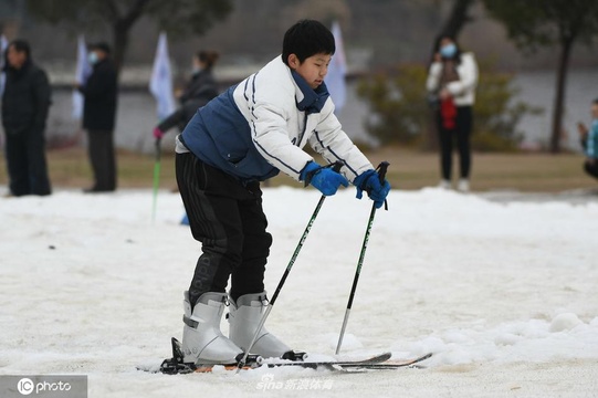 在南方的艳阳里大雪纷飞 常州滑雪场市民体验冰雪乐(10) 第10页