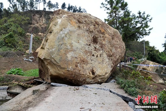 直击四川资中5.2级地震现场 村道被巨石砸断(2) 第2页