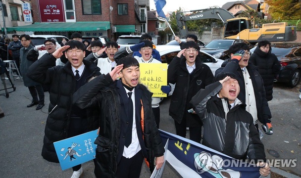 实拍韩国高考现场 学弟学妹敲锣吹号为考生加油助威(5) 第5页