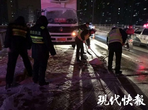 各部门连夜扫雪 确保居民出行安全 第1页