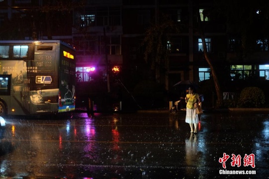 北京迎大雨 民众冒雨出行(2) 第2页