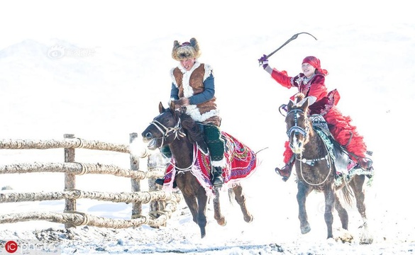 实拍新疆青河哈萨克族叼羊比赛 雪地上赛马赛况空前 第1页