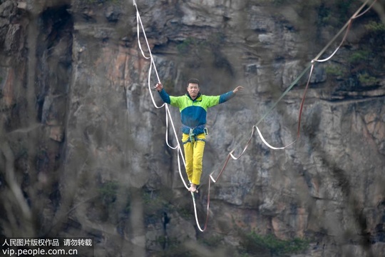 湖南张家界:扁带选手千米峰巅赤脚竞技 第1页