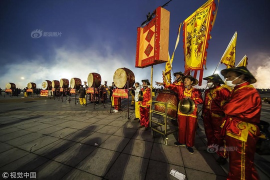 南宁炮龙节举行 民众在爆竹声中祈福(4) 第4页