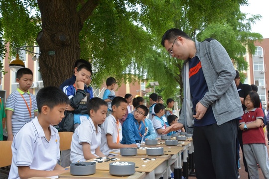 高清-致远杯围棋赛圆满结束 柁嘉熹等指导棋助阵 第1页