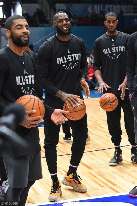 NBA全明星赛前众星热身 詹姆斯成焦点(14) 第14页