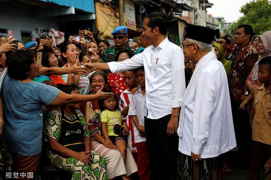 印尼现任总统佐科赢得2019年总统选举 现身与支持者开心互动(2) 第2页