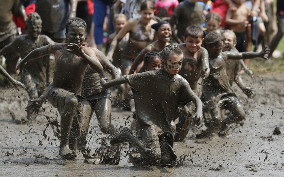 美国密歇根举办泥巴节活动 一池子“小黑人”肆意狂欢 第1页