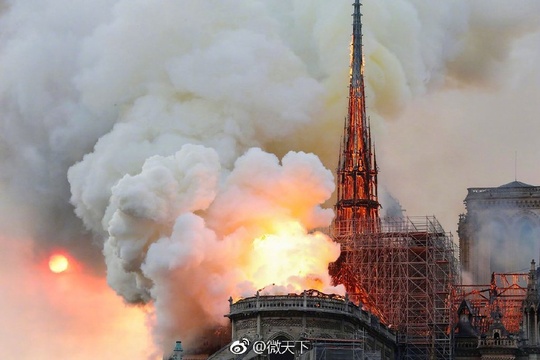 巴黎圣母院发生火灾:现场浓烟滚滚 塔尖倒塌 第1页