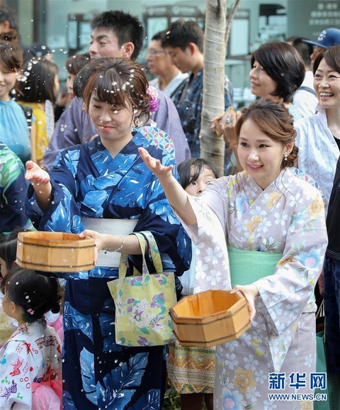 日本东京:浴衣泼水 清凉一“夏” 第1页