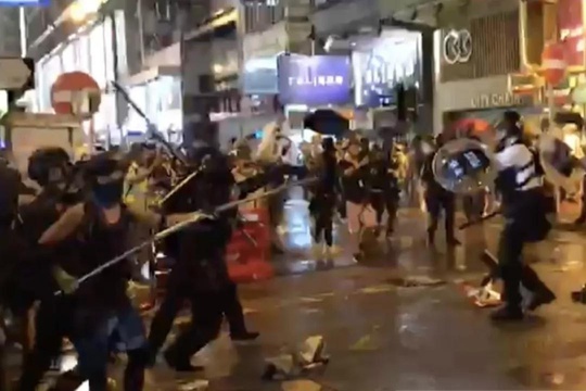 香港警察被殴鸣枪示警遭记者围骂(6) 第6页