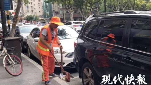 南京进入桑拿天 烈日下环卫&quot;上蒸下煮&quot;(4) 第4页