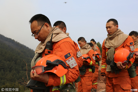 远眺默哀 山西沁源火场消防员送别凉山战友(2) 第2页