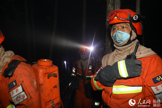 福建上杭县突发山火 森林消防队员鏖战2小时“歼敌”(8) 第8页