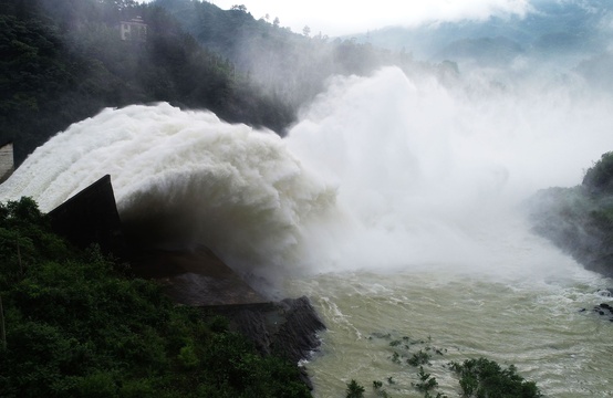 重庆:强降雨致水位猛涨 金家坝水库开闸泄洪 第1页