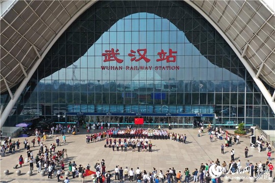 武汉火车站:众人欢歌颂祖国 第1页