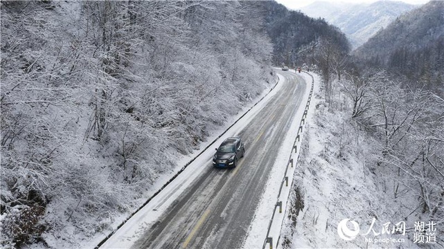 神农架高山公路开“地暖” 湖北首条合金加热高海拔公路投入使用(2) 第2页