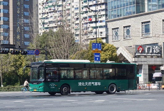 杭州恢复公交正常运营 乘客需提供绿色“健康码”才能乘坐(2) 第2页