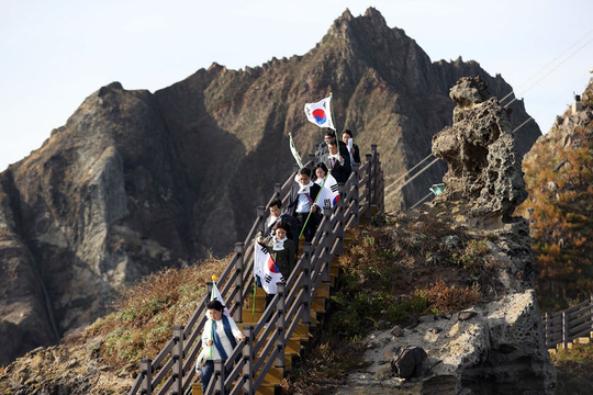 韩国国会议员登上日韩争议岛屿 举太极旗合影(3) 第3页