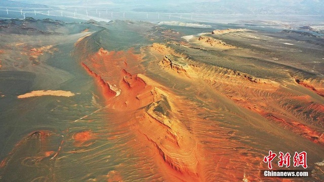 俯瞰新疆红层地貌群 如巨幅油画镶嵌在天山脚下 第1页