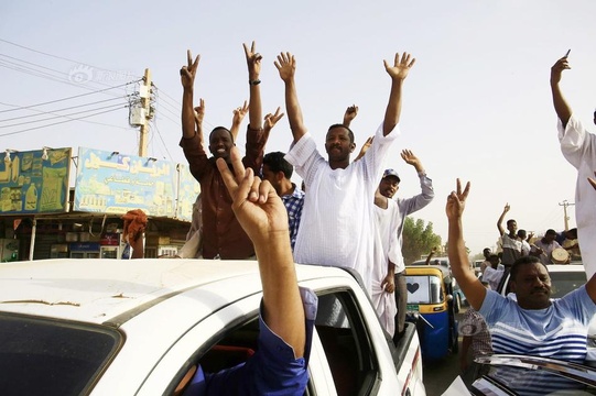 苏丹民众欢庆总统巴希尔倒台 第1页