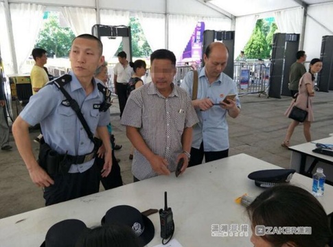 法院干警蹲守矿博会 抓获65名老赖(2) 第2页