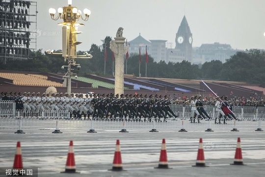 上万名游客天安门观看升旗仪式庆国庆(3) 第3页