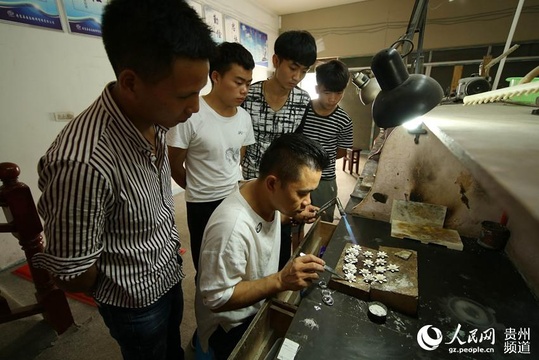 贵州丹寨:小银饰里的大世界(高清组图)(7) 第7页