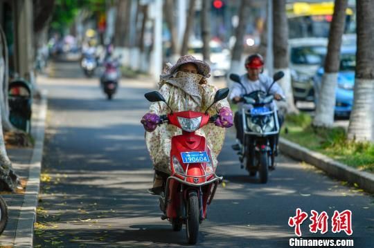 海南多地连日高温 民众&quot;全副武装&quot;出行(10) 第10页