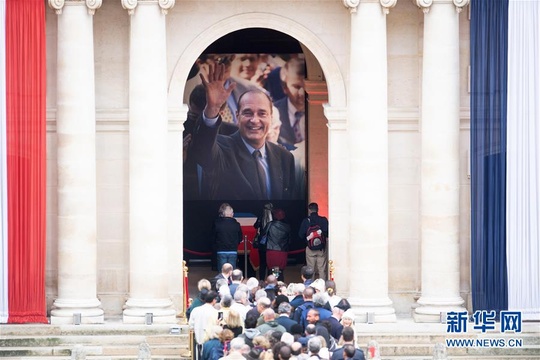 法国民众排队告别前总统希拉克 第1页