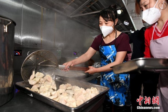 福建民企留厂员工“过大年”(2) 第2页