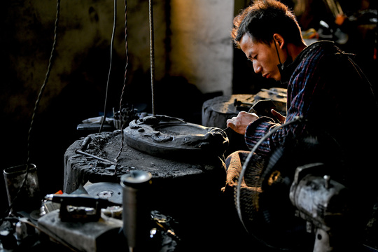 图片故事:贵州23岁小伙传承4千年思州石砚技艺 4年手工打200块砚台 第1页
