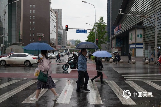 北京连日尘霾笼罩 及时雨让空气转优 第1页