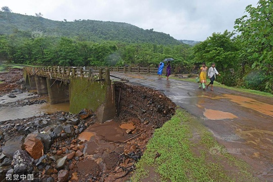 印度浦那连日暴雨致大坝决口 造成16人死亡7人失踪 第1页