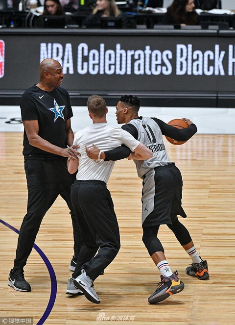 NBA全明星赛前众星热身 詹姆斯成焦点(9) 第9页