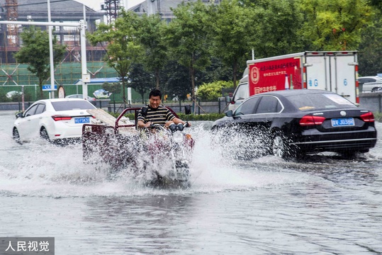 山东青州迎强降雨 低洼路段瞬间成“海”(4) 第4页