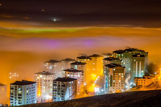 土耳其埃拉泽被大雾笼罩 城市若隐若现美如仙境 第1页