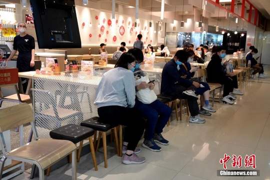 广州餐饮店逐步恢复堂食 民众前来“解馋” 第1页
