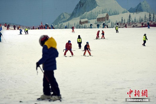 广州:民众滑雪消暑 第1页