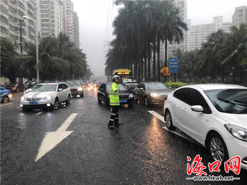 风里雨里守护你 海口交警坚守岗位指挥交通 第1页