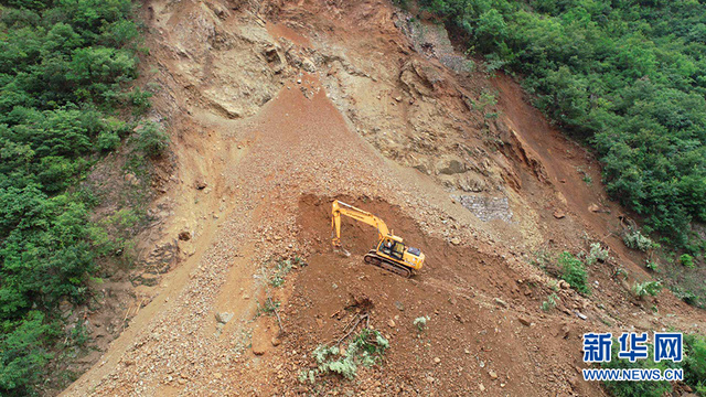 航拍宝成铁路山体崩塌现场 千余人奋力抢险(7) 第7页